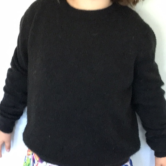 Black sweater it’s is 68% GB 17% Acrylic and 12% Polyamide and 3% Polyester - Picture 7 of 8